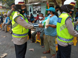 Beras Bantuan Polri, Satlantas Ajak Opang Ikut Vaksin dan Tak Percaya Hoax