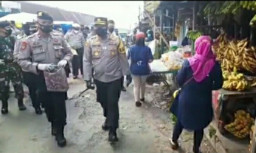 Kapolres Batu Blusukan Bagikan Ribuan Masker Gratis di Kawasan Pasar Besar