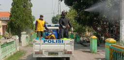 Semangat Kemerdekaan, Ketua RW 05 dan warga Semprot Disinfekktan di Pemukiman