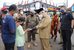 Terus Berupaya Cegah Penyebaran Covid-19, Bupati dan Wabup Malang Bagikan Masker