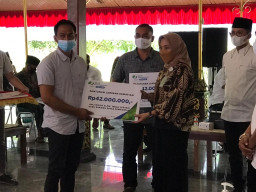 BPJAMSOSTEK Serahkan Santunan Kematian Guru Madin dan Ngaji di Bangkalan Rp1,134 M