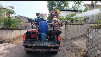 7 Orang Satu RT di Ponorogo Terjangkit Covid-19,  Polsek Pulung Semprot Disinfektan