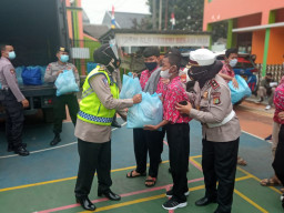 Bhayangkari Cabang Bekasi Kota Gelar Peduli Anak SLB Negeri Bekasi Jaya