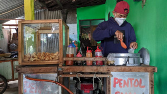 Jadi Tulang Punggung Keluarga, Bocah SMP di Ponorogo Ini Nekat Jualan Pentol Keliling