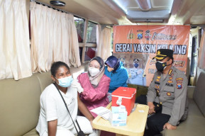 Semangat Kemerdekaan, Polresta Sidoarjo Suntik Vaksin Covid-19 Pelajar Papua