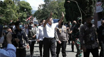 Tinjau Isoter YPPII Kota Batu, Luhut: Jangan Takut Diswab!