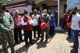 Kunjungan ke Dampit, Bupati Malang Tinjau Pemindahan Warga Isoman ke Isoter