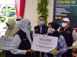 Tinjau Vaksinasi di PT Ajinomoto, Gubernur Serahkan Manfaat Program BPJAMSOSTEK
