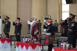 Peringatan HUT Ke-76 RI, Wali kota Batu Kenakan Baju Adat Batak