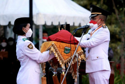 Wakil Wali Kota Batu, H. Punjul Santoso Pimpin Upacara Penurunan Bendera
