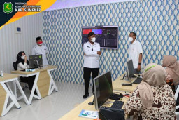 Hari Pertama Beroperasi, Bupati Sumenep Tinjau Layanan Call Center 112