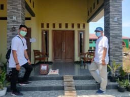 Sasar Warga Isoman dan Pemulung, Pemuda Ponorogo Bagi 100 Paket Bantuan