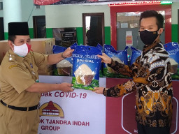 Empat Desa Dapatkan Bantuan Sembako dari Pondok Tjandra Indah Group