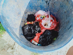 Polisi Selidiki Pria Buang Bungkusan yang Diduga Bom