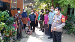 Forkompimka Balongbendo Bantu Warga Isoman ke Tempat Isoter