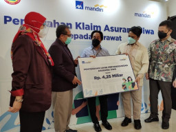 AXA Mandiri Serahkan Klaim Rp4,25 M pada Perawat Indonesia