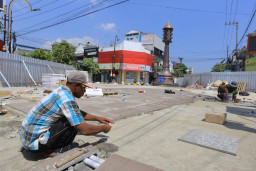 Pemkot Madiun Percantik Kawasan Tugu dengan Lantai Granit