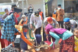Bupati Sumenep Turun Langsung Distribusikan Air Bersih ke Warga Terdampak Kekeringan