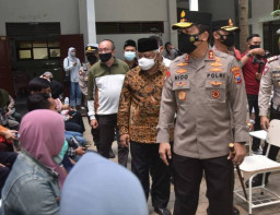 Bupati Malang Dampingi Kapolda Jatim Tinjau Vaksinasi di Kecamatan Pakis