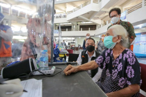 Tinjau Vaksinasi Dosis Kedua di ITS, Wali Kota Eri: Ini Kolaborasi yang Hebat