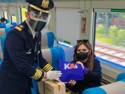 KAI Bagi-Bagi Souvenir kepada Pelanggan