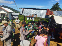 Anggota Koramil Macang Pacar Bagikan Masker di Kelurahan Nantal