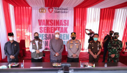 Pengasuh Pondok Pesantren Anwaruttaufiq Dukung Percepatan  Vaksinasi di Kota Batu