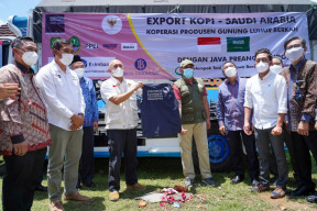 MenKop UKM Lepas Ekspor Biji Kopi Hasil Koperasi ke Arab Saudi