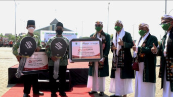 Bank Jatim Serahkan 2 Unit Mobil Wak Muqidin di Pasuruan