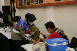 Vaksin Polres Ponorogo Sasar Penghuni TPA Mrican