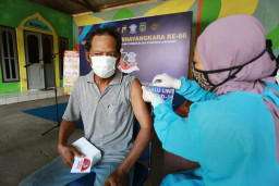 Satlantas Polres Madiun Kota Sasar Vaksinasi Pemulung