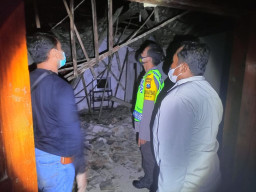 Roboh, Atap Rumah Timpa Satu Kluarga di Ponorogo saat Nonton TV