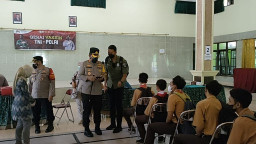 Kapolresta Sidoarjo Pantau PTM dan Vaksinasi di SMK 1 Krian
