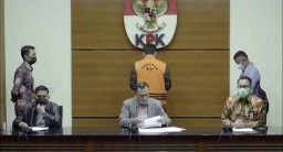 Pakai Rompi Oranye dan Diborgol, Azis Syamsuddin Dipamerkan Depan Wartawan