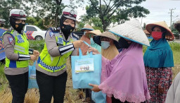 Satlantas Polres Pringsewu Bagi-Bagi Sembako