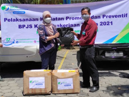 BPJamsostek Banyuwangi Salurkan Corona Safety Kit dan APD Covid-19 Lengkap