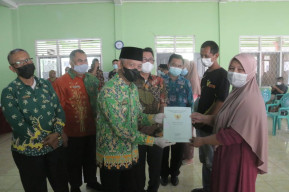 Bupati Pringsewu Serahkan 158 Sertifikat Tanah Warga Waringinsari Barat