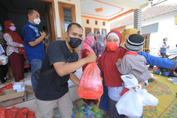 Trenyuh, Jurnalis Ponorogo Bantu 50 Anak Korban Covid