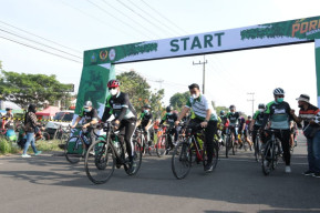 Buka Porkab ISSI, Gus Muhdlor Jajal Lintasan Arena Balap Sepeda di Halaman Parkir MPP