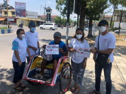 Peduli Dampak Covid, Bagi Puluhan Sembako Gratis