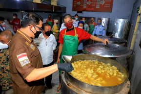 Anggota Komisi III DPR RI Cicipi Semur Daging Rutan Medaeng