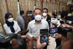 Terima CSR Rp 315 Juta dari Bank Jatim, Wali Kota Eri Ingatkan Siswa MBR Giat Belajar