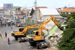 Pemkot Surabaya Bebaskan 15 Persil Bangunan untuk Pedestrian dan Saluran Air