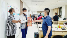 Ketum PBSI Kota Surabaya Bagi Shuttlecock ke Klub