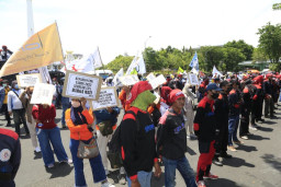 Aksi Unjuk Rasa Buruh Tuntut UMP Tahun 2022 Naik, Dibarengi Vaksinasi