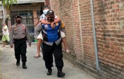 Polisi di Kota Madiun Gendong Warga Disabilitas Ikut Vaksin