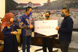 AXA Mandiri Bayar Klaim Rp 1,304 M Kepada Nasabah di Malang