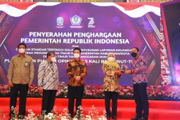 9 Kali Berturut-turut Raih Opini WTP, Pemkot Surabaya Terima Penghargaan