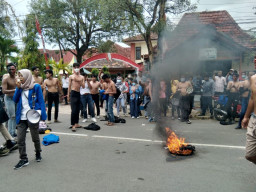 Mahasiswa Sebut Fauzi-Eva Gagal Memimpin Sumenep