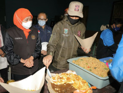 Gubernur Jatim Didampingi Wali Kota Batu Tinjau Posko Dapur Umum di Bulukerto